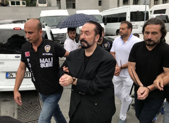 Adnan Oktar'ın öğrenci tuzağı! Bakın kızları nasıl ağına düşürmüş 3