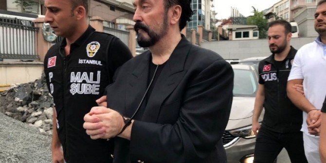 Adnan Oktar'ın öğrenci tuzağı! Bakın kızları nasıl ağına düşürmüş