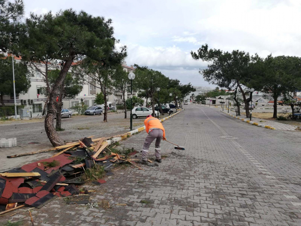 Balıkesir Ayvalık'ı şiddetli fırtına vurdu: Çatılar uçtu, tekneler battı 2