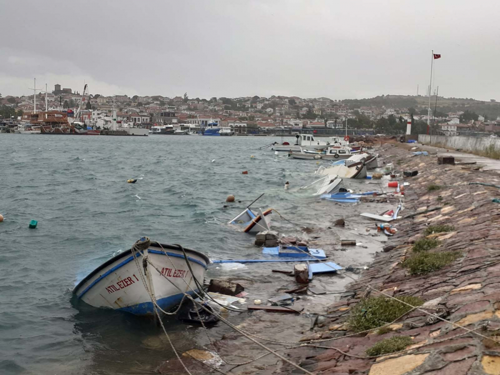 Balıkesir Ayvalık'ı şiddetli fırtına vurdu: Çatılar uçtu, tekneler battı 4