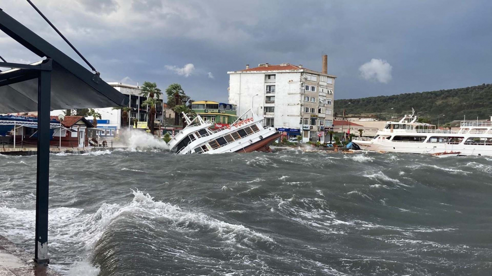 Balıkesir Ayvalık'ı şiddetli fırtına vurdu: Çatılar uçtu, tekneler battı 5