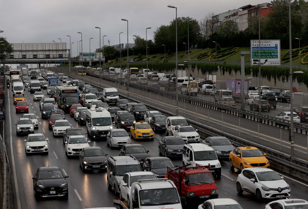 Sokağa çıkma kısıtlaması öncesi İstanbul'da trafik yoğunluğu yaşanıyor 1