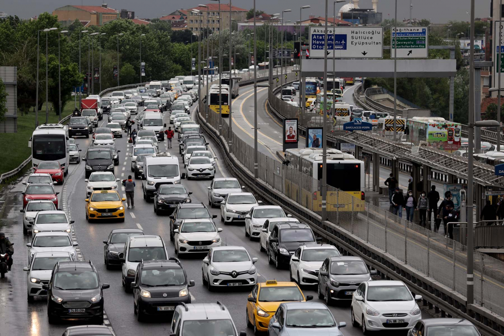 Sokağa çıkma kısıtlaması öncesi İstanbul'da trafik yoğunluğu yaşanıyor 10