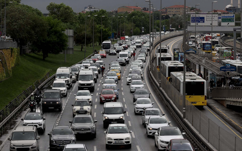 Sokağa çıkma kısıtlaması öncesi İstanbul'da trafik yoğunluğu yaşanıyor 12