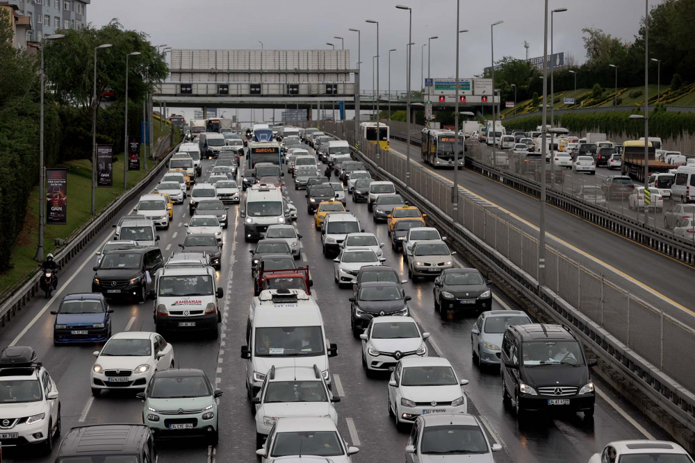 Sokağa çıkma kısıtlaması öncesi İstanbul'da trafik yoğunluğu yaşanıyor 2