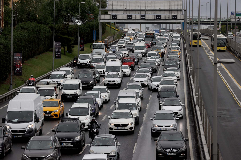 Sokağa çıkma kısıtlaması öncesi İstanbul'da trafik yoğunluğu yaşanıyor 4