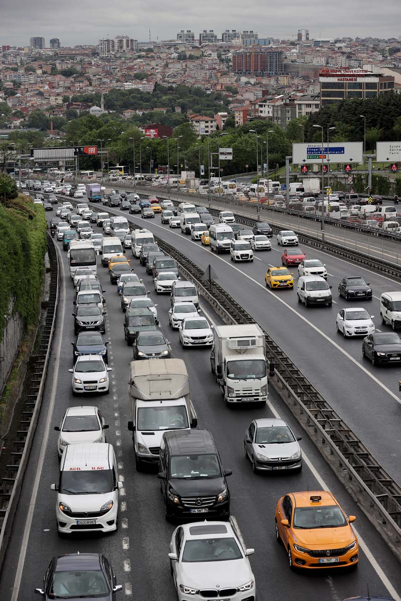 Sokağa çıkma kısıtlaması öncesi İstanbul'da trafik yoğunluğu yaşanıyor 5