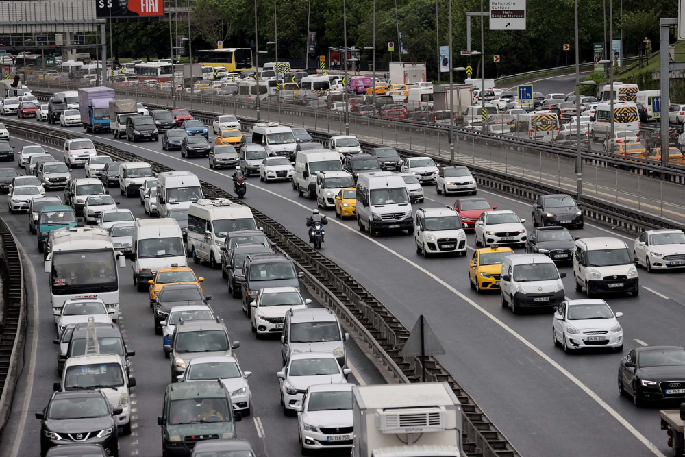 Sokağa çıkma kısıtlaması öncesi İstanbul'da trafik yoğunluğu yaşanıyor 6