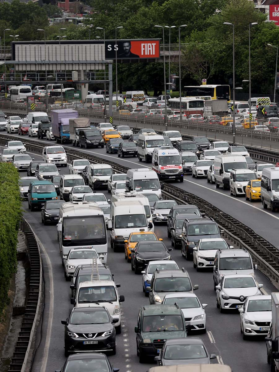 Sokağa çıkma kısıtlaması öncesi İstanbul'da trafik yoğunluğu yaşanıyor 7