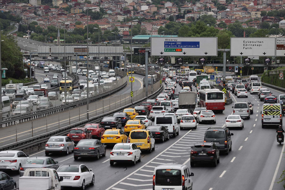 Sokağa çıkma kısıtlaması öncesi İstanbul'da trafik yoğunluğu yaşanıyor 8