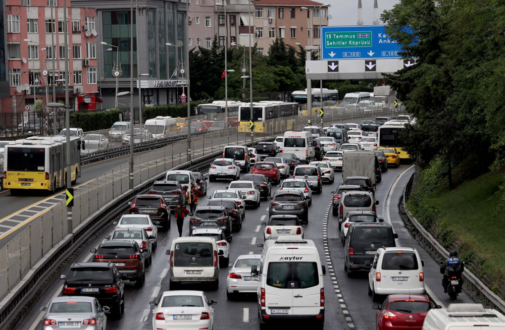 Sokağa çıkma kısıtlaması öncesi İstanbul'da trafik yoğunluğu yaşanıyor 9