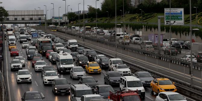 Sokağa çıkma kısıtlaması öncesi İstanbul'da trafik yoğunluğu yaşanıyor