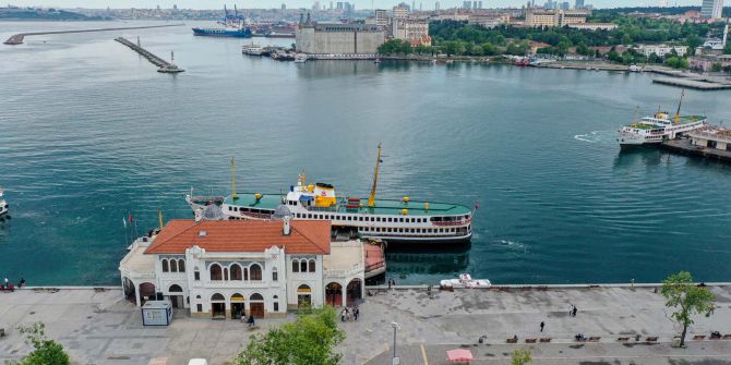 Sokağa çıkma kısıtlamasında Kadıköy Meydanına sessizlik çöktü!