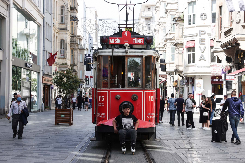 Sokağa çıkma kısıtlaması bitti, İstanbullular İstiklal Caddesine akın etti 1