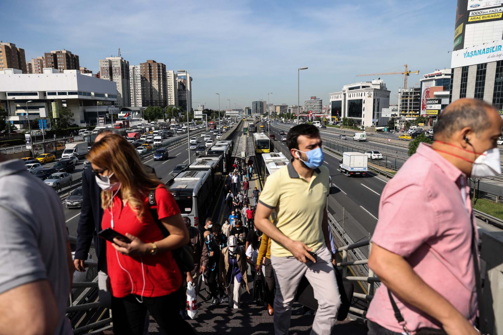 Sokağa çıkma kısıtlaması bitti, İstanbullular İstiklal Caddesine akın etti 3