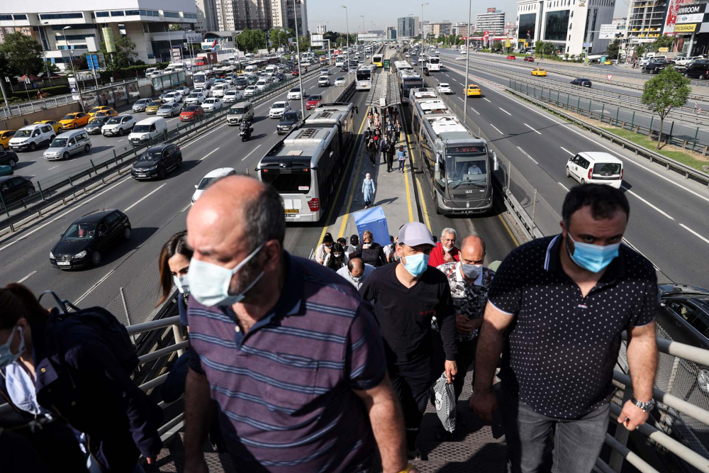 Sokağa çıkma kısıtlaması bitti, İstanbullular İstiklal Caddesine akın etti 5