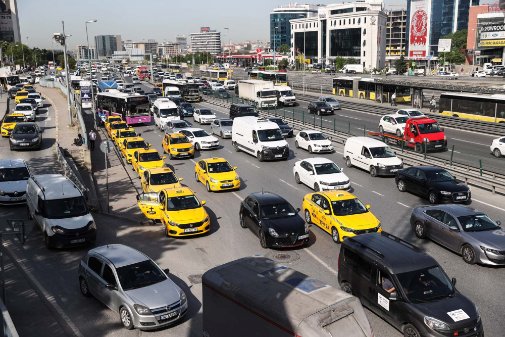 Sokağa çıkma kısıtlaması bitti, İstanbullular İstiklal Caddesine akın etti 9