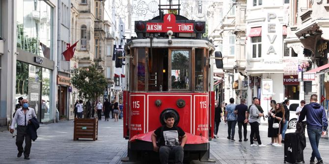 Sokağa çıkma kısıtlaması bitti, İstanbullular İstiklal Caddesine akın etti