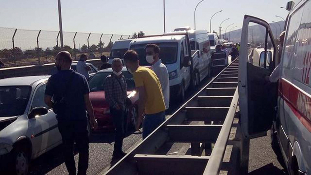 Malatya'da zincirleme trafik kazası! Ortalık savaş alanına döndü: 21 yaralı 1