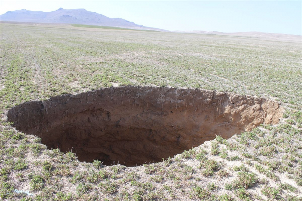 Bakmak bile cesaret ister! Konya'da 65 metre derinliğinde obruk oluştu 2