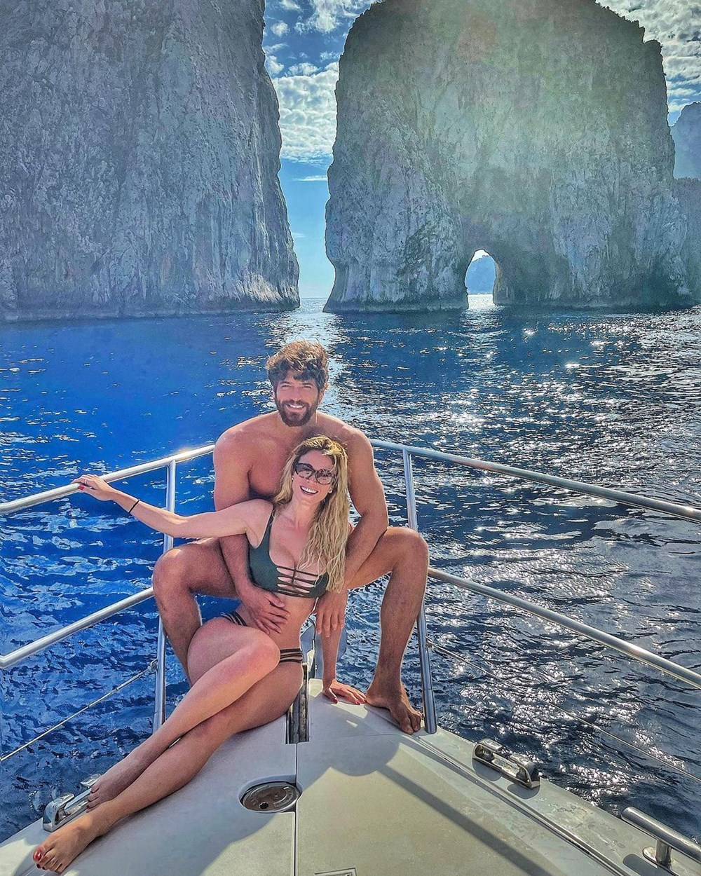 Can Yaman ve Diletta Leotta aşkı dolu dizgin devam ediyor! İkili Capri'de tatilde! 8