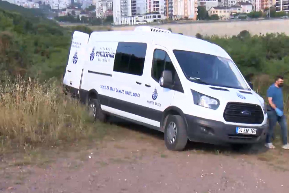 İstanbul Maltepe'de kan donduran görüntü! Yarı çıplak, boğazı kesilmiş kadın cesedi bulundu 8