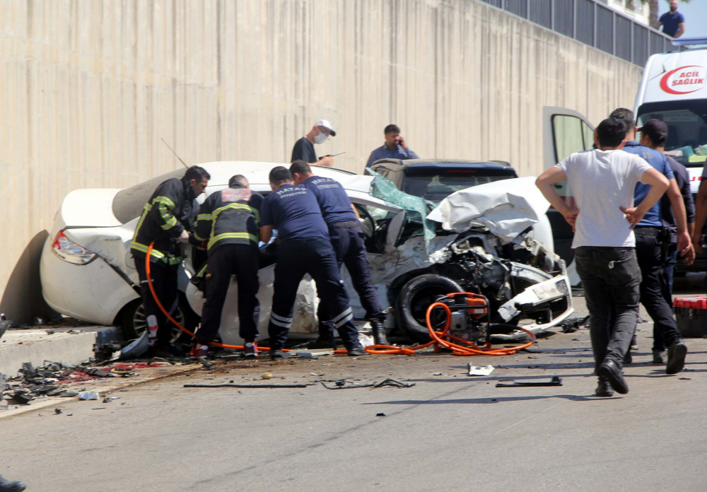 Hatay'da can pazarı! İki araç kafa kafaya çarpıştı: 3 ölü, 4 yaralı 1