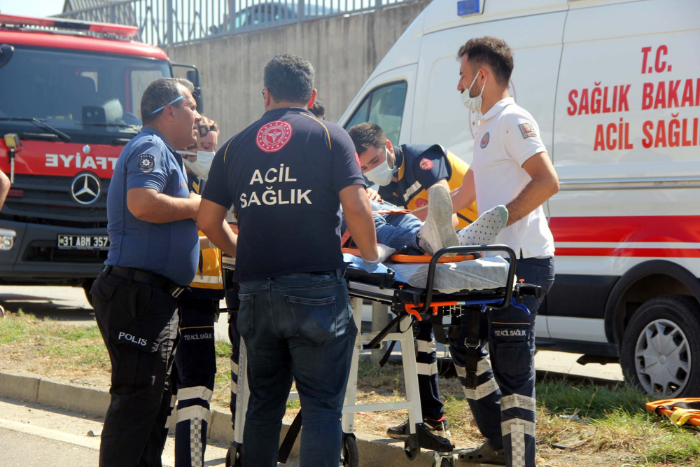 Hatay'da can pazarı! İki araç kafa kafaya çarpıştı: 3 ölü, 4 yaralı 3