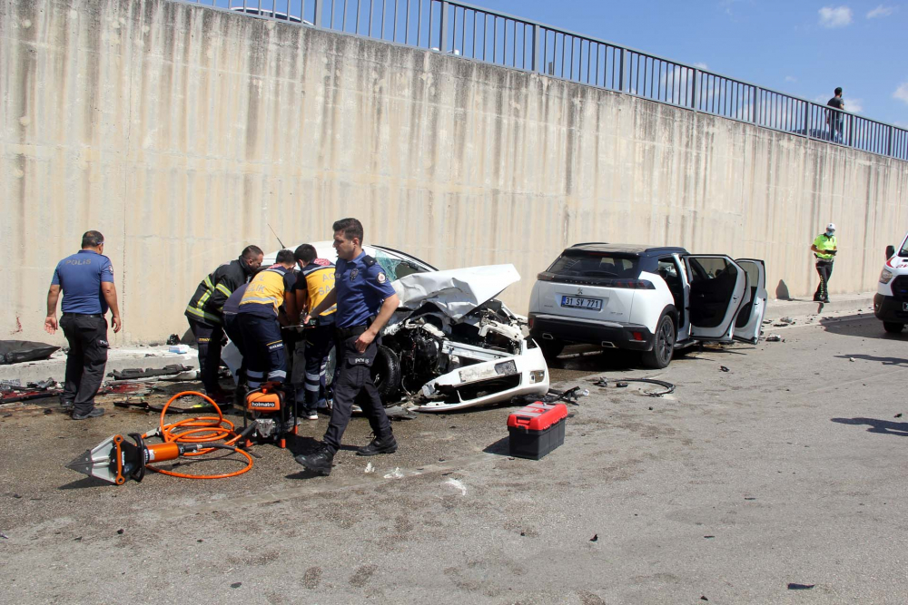 Hatay'da can pazarı! İki araç kafa kafaya çarpıştı: 3 ölü, 4 yaralı 5