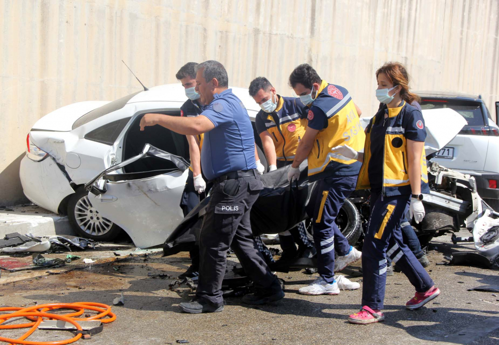 Hatay'da can pazarı! İki araç kafa kafaya çarpıştı: 3 ölü, 4 yaralı 6