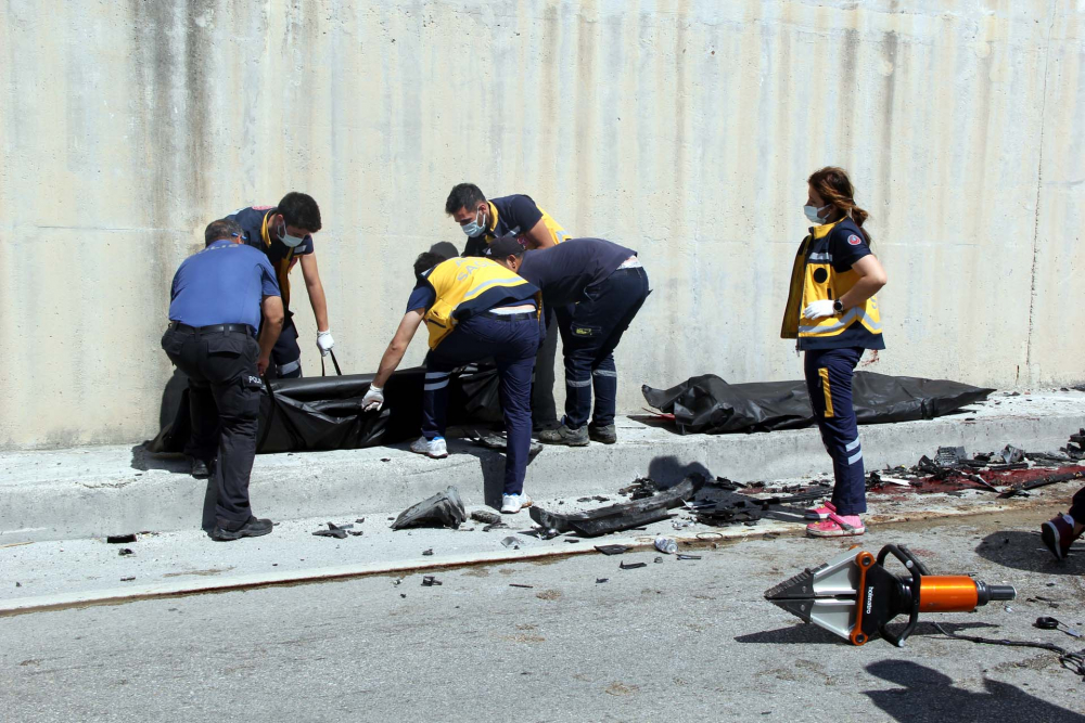 Hatay'da can pazarı! İki araç kafa kafaya çarpıştı: 3 ölü, 4 yaralı 7