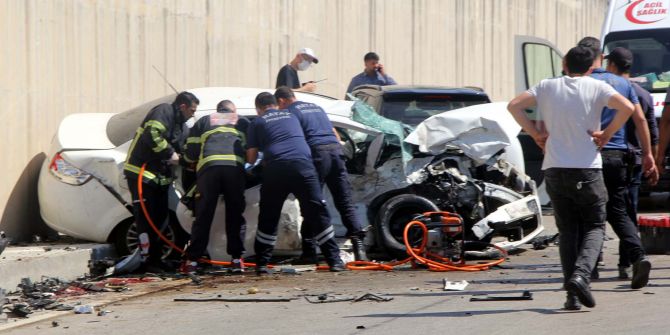 Hatay'da can pazarı! İki araç kafa kafaya çarpıştı: 3 ölü, 4 yaralı