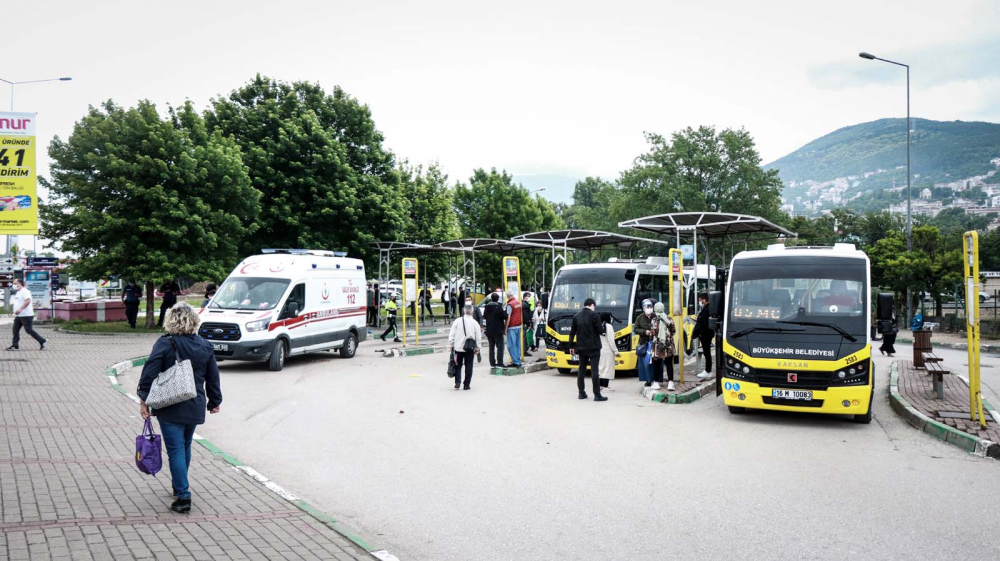 Bursa'da otomobilin durakta bekleyenlere çarpması sonucu 5 kişi yaralandı. 1