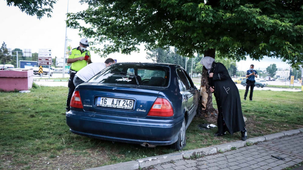 Bursa'da otomobilin durakta bekleyenlere çarpması sonucu 5 kişi yaralandı. 2