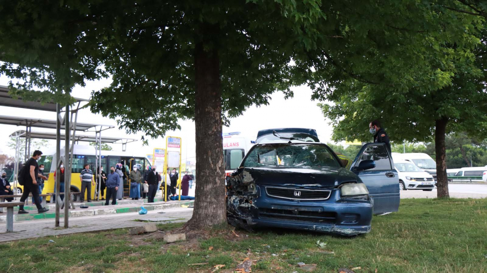 Bursa'da otomobilin durakta bekleyenlere çarpması sonucu 5 kişi yaralandı. 3