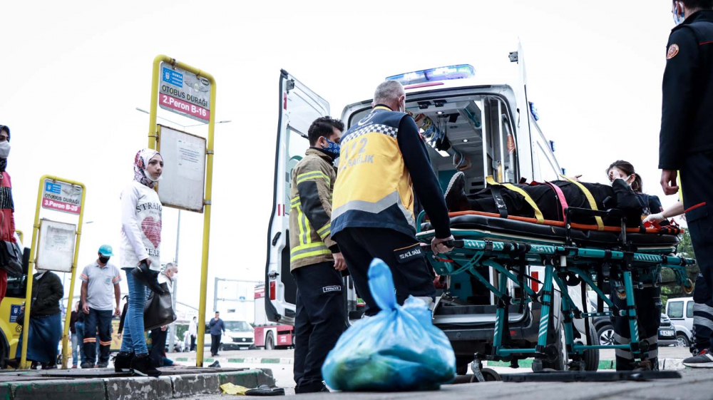 Bursa'da otomobilin durakta bekleyenlere çarpması sonucu 5 kişi yaralandı. 5