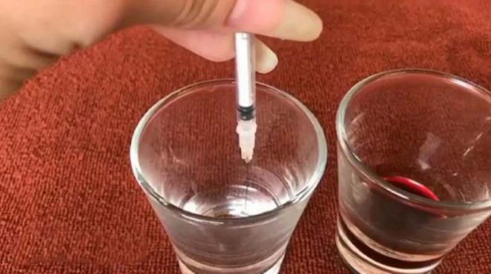 Çılgın deneyci herkesi şoke etti: Bir damla yılan zehri bakın kanı ne hale getirdi! 7