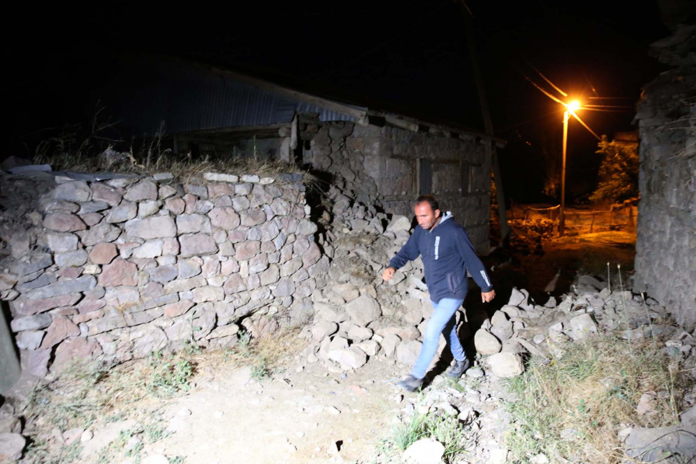 Bingöl depreminin hasarı gün ağarınca ortaya çıktı! Elazığ, Karakoçan'da birçok evde hasar oluştu 1