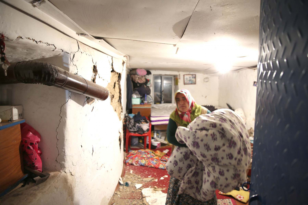 Bingöl depreminin hasarı gün ağarınca ortaya çıktı! Elazığ, Karakoçan'da birçok evde hasar oluştu 11