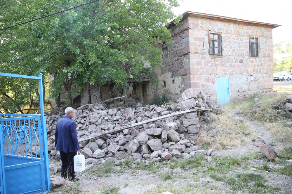 Bingöl depreminin hasarı gün ağarınca ortaya çıktı! Elazığ, Karakoçan'da birçok evde hasar oluştu 20