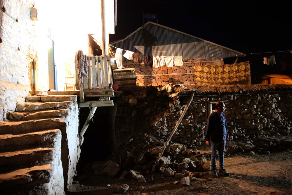 Bingöl depreminin hasarı gün ağarınca ortaya çıktı! Elazığ, Karakoçan'da birçok evde hasar oluştu 4