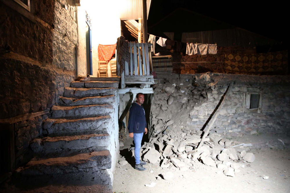 Bingöl depreminin hasarı gün ağarınca ortaya çıktı! Elazığ, Karakoçan'da birçok evde hasar oluştu 5