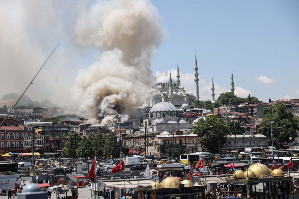 İstanbul Fatih'te oyuncak fabrikası alev alev yandı! Bina kullanılamaz hale geldi 1