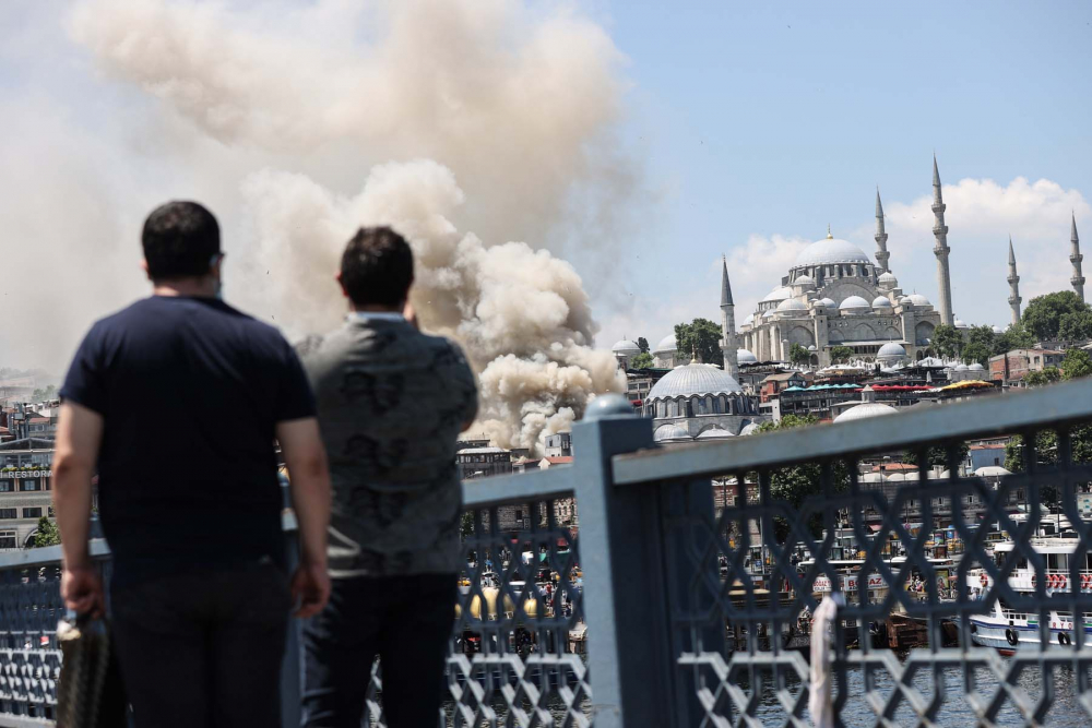 İstanbul Fatih'te oyuncak fabrikası alev alev yandı! Bina kullanılamaz hale geldi 10