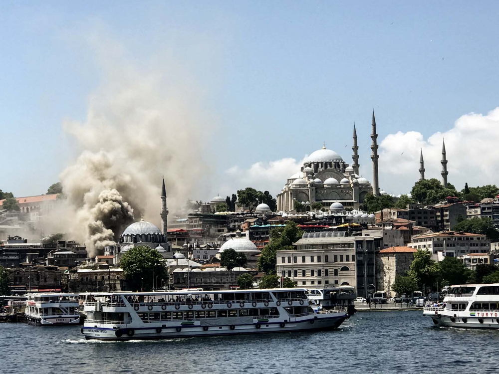 İstanbul Fatih'te oyuncak fabrikası alev alev yandı! Bina kullanılamaz hale geldi 11