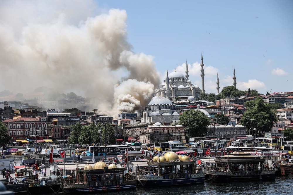 İstanbul Fatih'te oyuncak fabrikası alev alev yandı! Bina kullanılamaz hale geldi 12