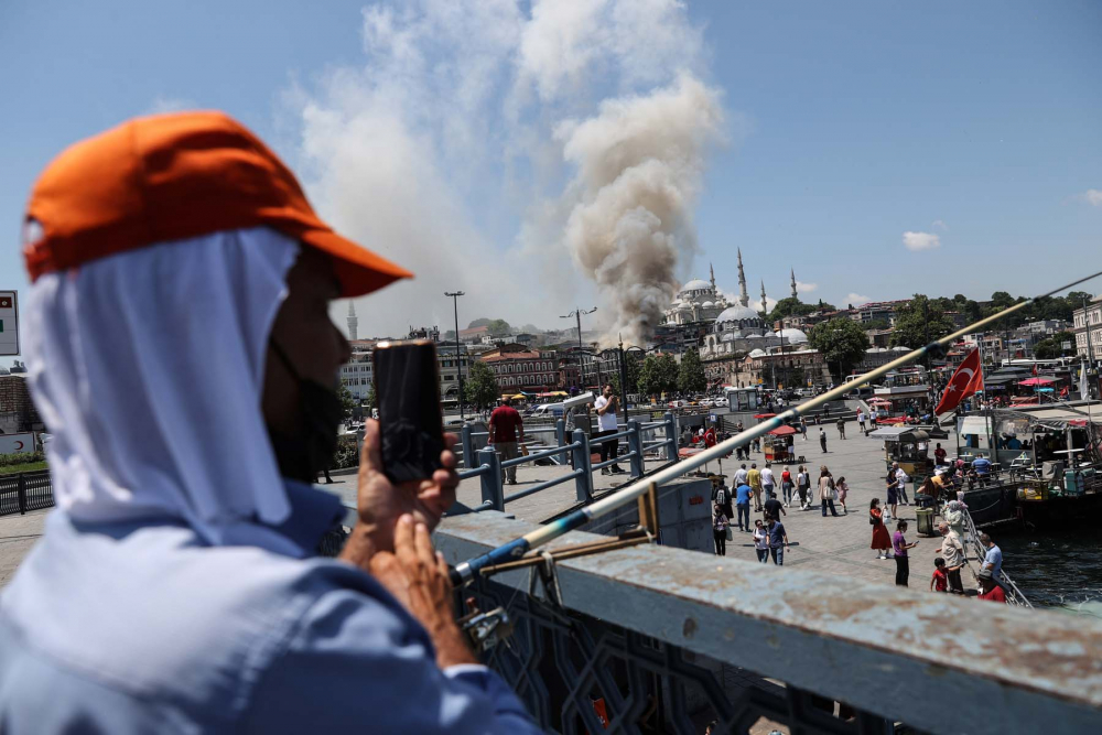 İstanbul Fatih'te oyuncak fabrikası alev alev yandı! Bina kullanılamaz hale geldi 13