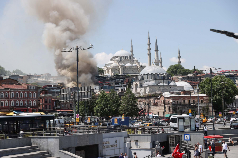 İstanbul Fatih'te oyuncak fabrikası alev alev yandı! Bina kullanılamaz hale geldi 14