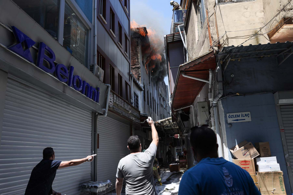 İstanbul Fatih'te oyuncak fabrikası alev alev yandı! Bina kullanılamaz hale geldi 15