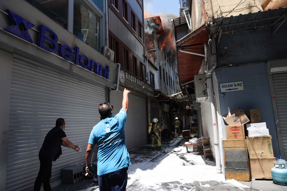 İstanbul Fatih'te oyuncak fabrikası alev alev yandı! Bina kullanılamaz hale geldi 16